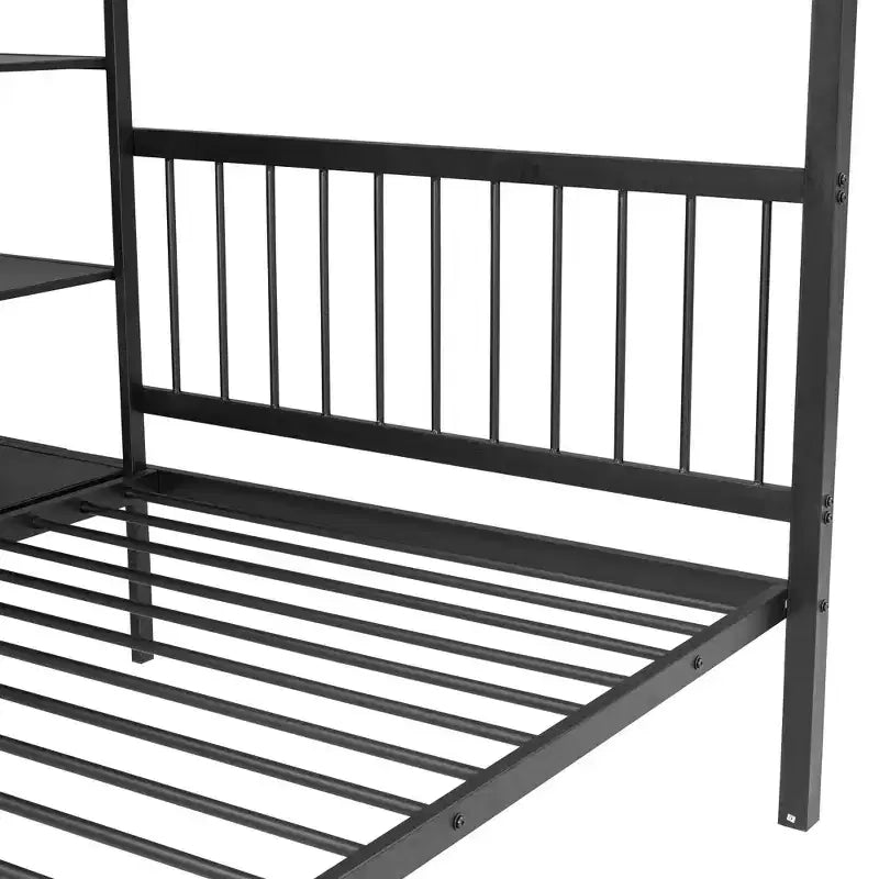 Letto a castello in metallo con letto matrimoniale sopra e letto singolo sotto, con scrivania e mensole integrate