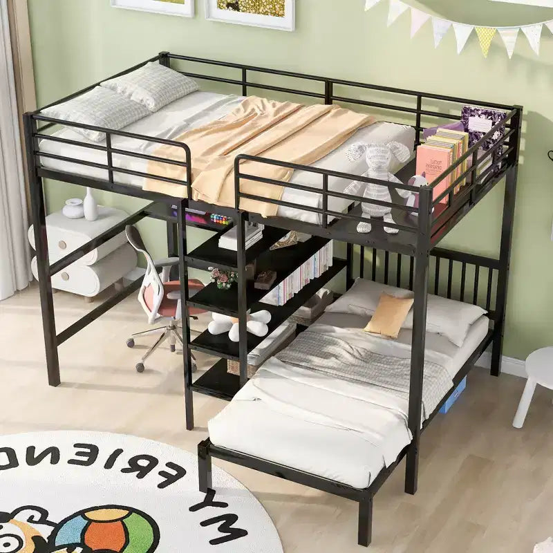 Letto a castello in metallo con letto matrimoniale sopra e letto singolo sotto, con scrivania e mensole integrate