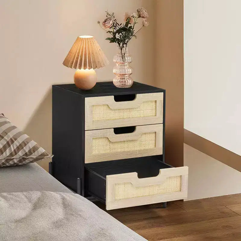 Comodino a 3 cassetti in rattan, comodino moderno con struttura in legno, elegante tavolino nero per camera da letto, soggiorno o studio, 48 x 40 x 64 cm