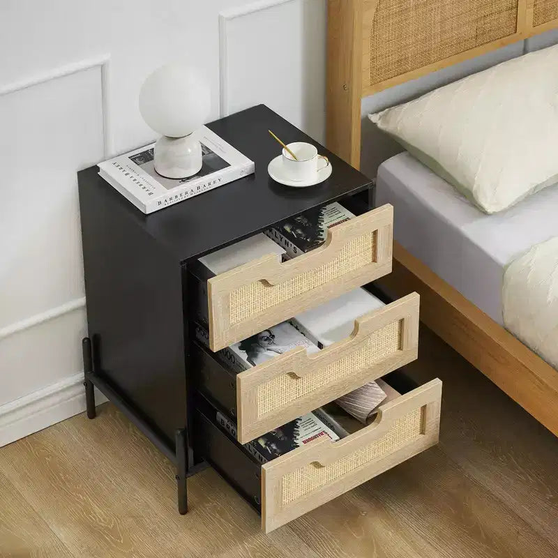 Comodino a 3 cassetti in rattan, comodino moderno con struttura in legno, elegante tavolino nero per camera da letto, soggiorno o studio, 48 x 40 x 64 cm