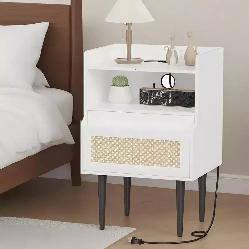 Comodini set da 2 con stazione di ricarica, cassetto e ripiano aperto, tavolino laterale d'appoggio con inserto in canna, tavolino da comodino