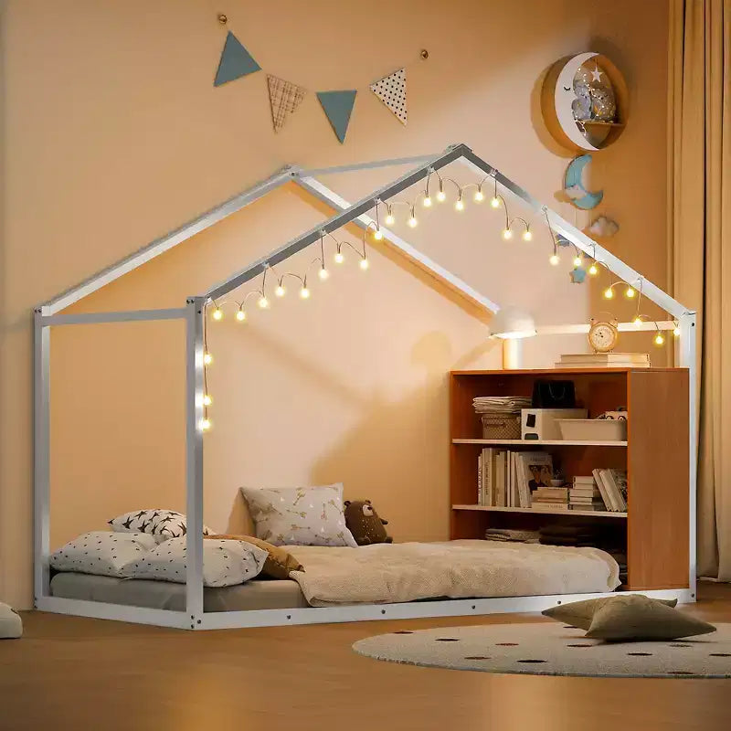 Letto a casetta in metallo per bambini, struttura letto a pavimento con mensole e luci per bambini e adulti