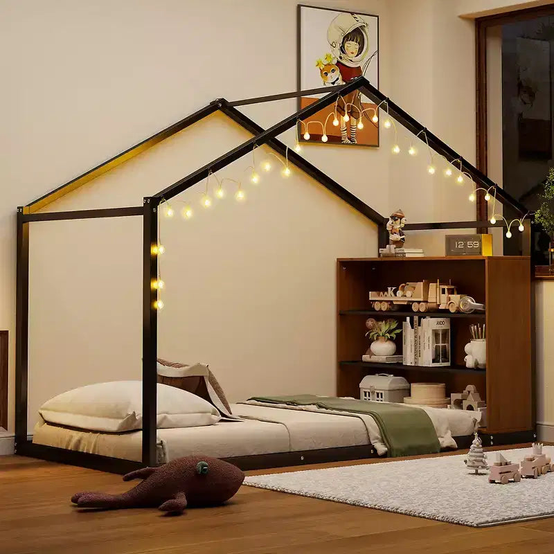 Letto a casetta in metallo per bambini, struttura letto a pavimento con mensole e luci per bambini e adulti