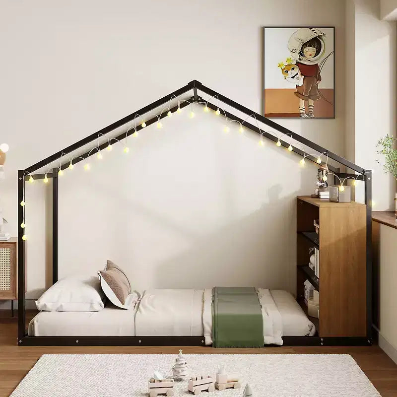 Letto a casetta in metallo per bambini, struttura letto a pavimento con mensole e luci per bambini e adulti