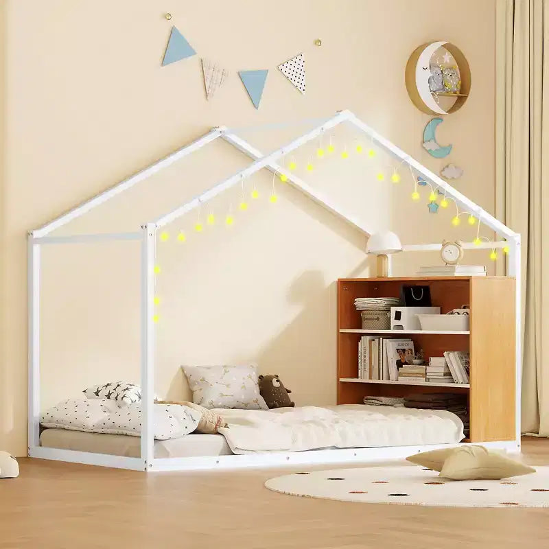 Letto a casetta in metallo per bambini, struttura letto a pavimento con mensole e luci per bambini e adulti