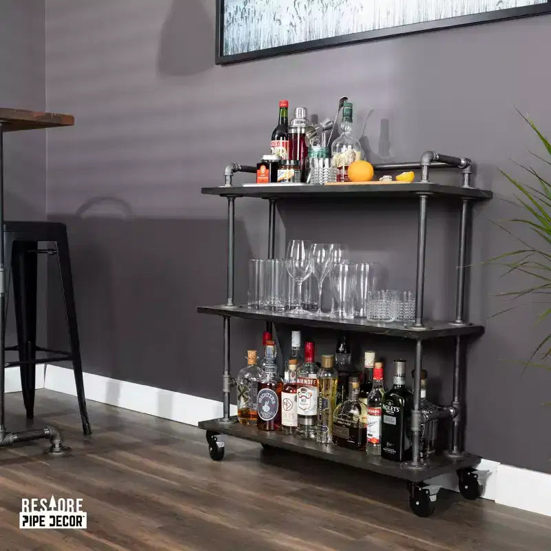 Carrello da bar industriale Pipe Decor a tre ripiani in legno con ruote bloccabili, Boulder Black
