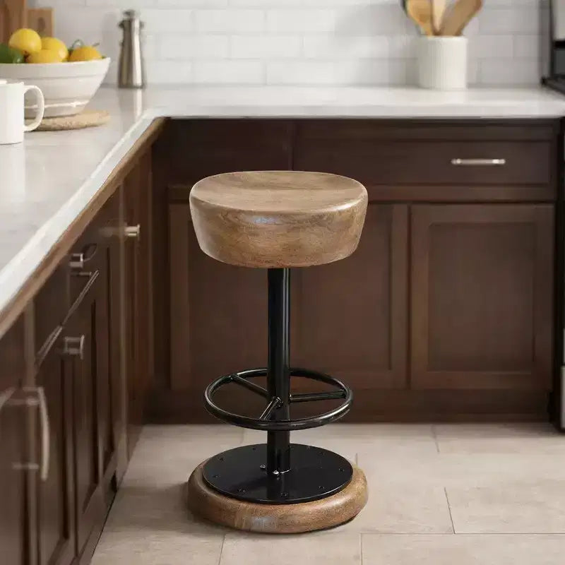 Sgabello da bancone girevole Royal Hampton Rustic Charm, 24 pollici, sedile rotondo in legno di mango marrone lavorato a mano, base in ferro nero con poggiapiedi