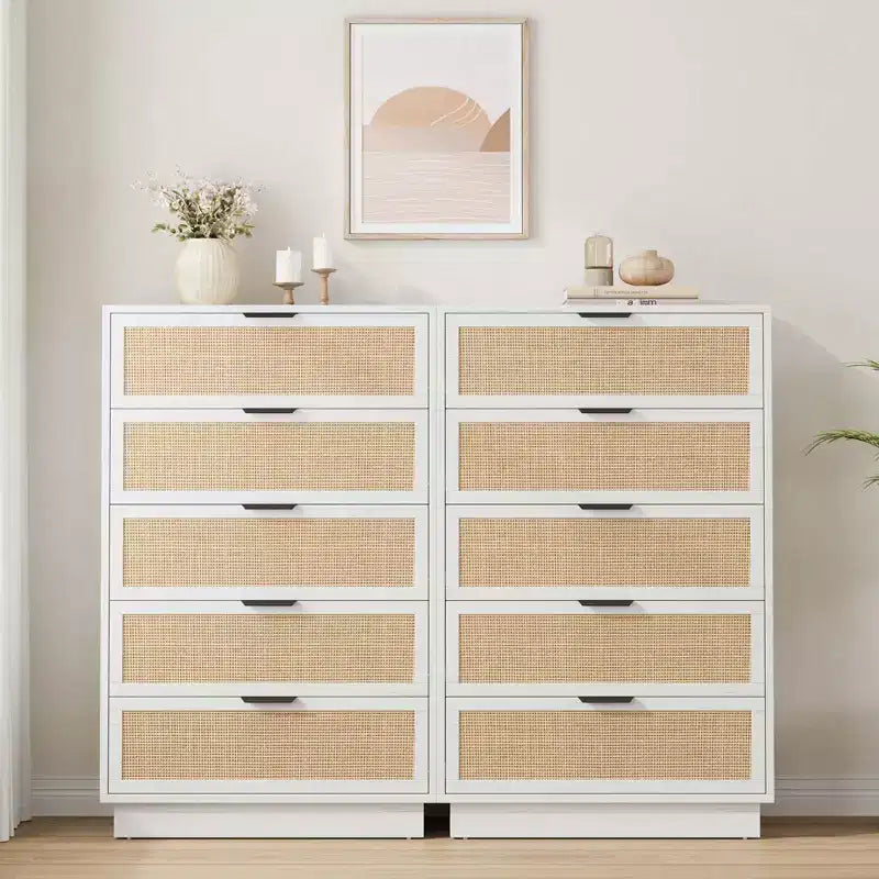 Cassettiera in Rattan a 5 Cassetti, Alta 118,6 cm, Bianco Antico, Cassettiera a 5 Cassetti con Maniglie in Metallo e Robusta Base in Legno per Camera da Letto, Soggiorno, Cameretta