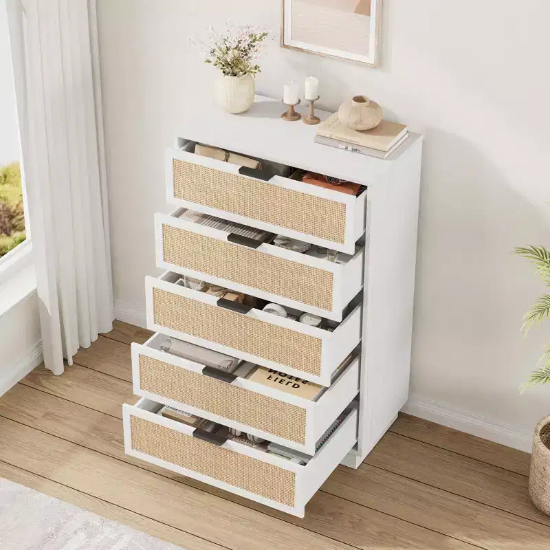 Cassettiera in Rattan a 5 Cassetti, Alta 118,6 cm, Bianco Antico, Cassettiera a 5 Cassetti con Maniglie in Metallo e Robusta Base in Legno per Camera da Letto, Soggiorno, Cameretta