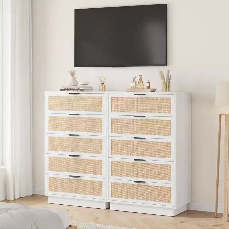 Cassettiera in Rattan a 5 Cassetti, Alta 118,6 cm, Bianco Antico, Cassettiera a 5 Cassetti con Maniglie in Metallo e Robusta Base in Legno per Camera da Letto, Soggiorno, Cameretta