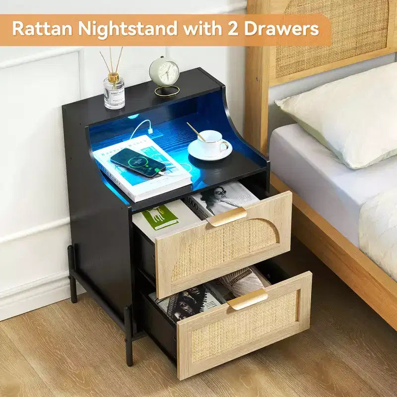 Comodino in rattan con stazione di ricarica, tavolino d'appoggio in legno con 2 cassetti, tavolino da divano per soggiorno e camera da letto