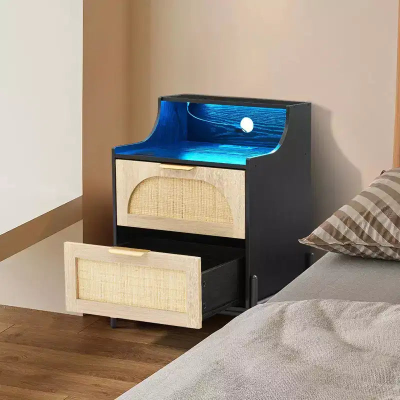 Comodino in rattan con stazione di ricarica, tavolino d'appoggio in legno con 2 cassetti, tavolino da divano per soggiorno e camera da letto