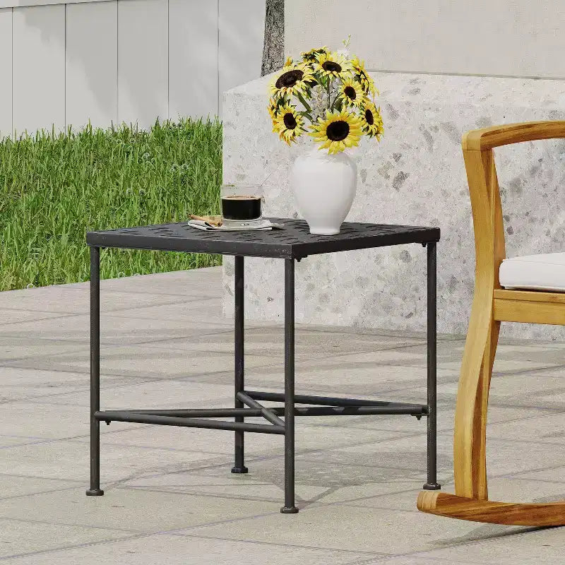 Tavolino Okak Minimalism con Struttura in Metallo e Design Rinforzato, Tavolino d'Appoggio con Piano Intrecciato, Tavolino Laterale per Soggiorno, Patio, Nero