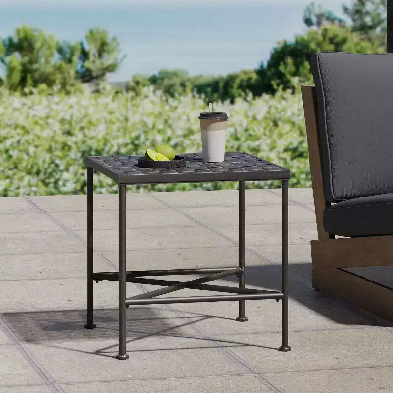 Tavolino Okak Minimalism con Struttura in Metallo e Design Rinforzato, Tavolino d'Appoggio con Piano Intrecciato, Tavolino Laterale per Soggiorno, Patio, Nero