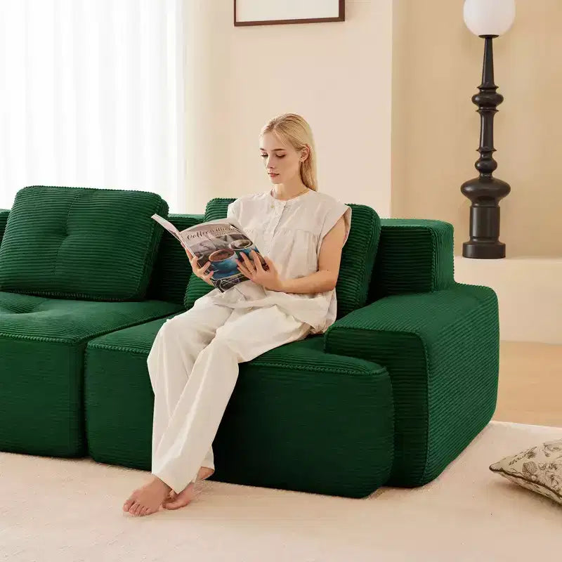 Divano componibile moderno Okak con design trapuntato e cuscini, divano a seduta profonda per soggiorno, appartamento, camera degli ospiti