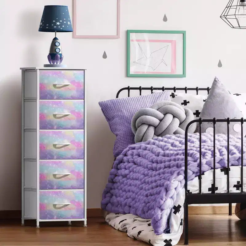 Comodino Sorbus stretto a 5 cassetti con struttura in acciaio, piano in legno e contenitori in tessuto facili da estrarre per casa, camera da letto, ufficio e dormitorio