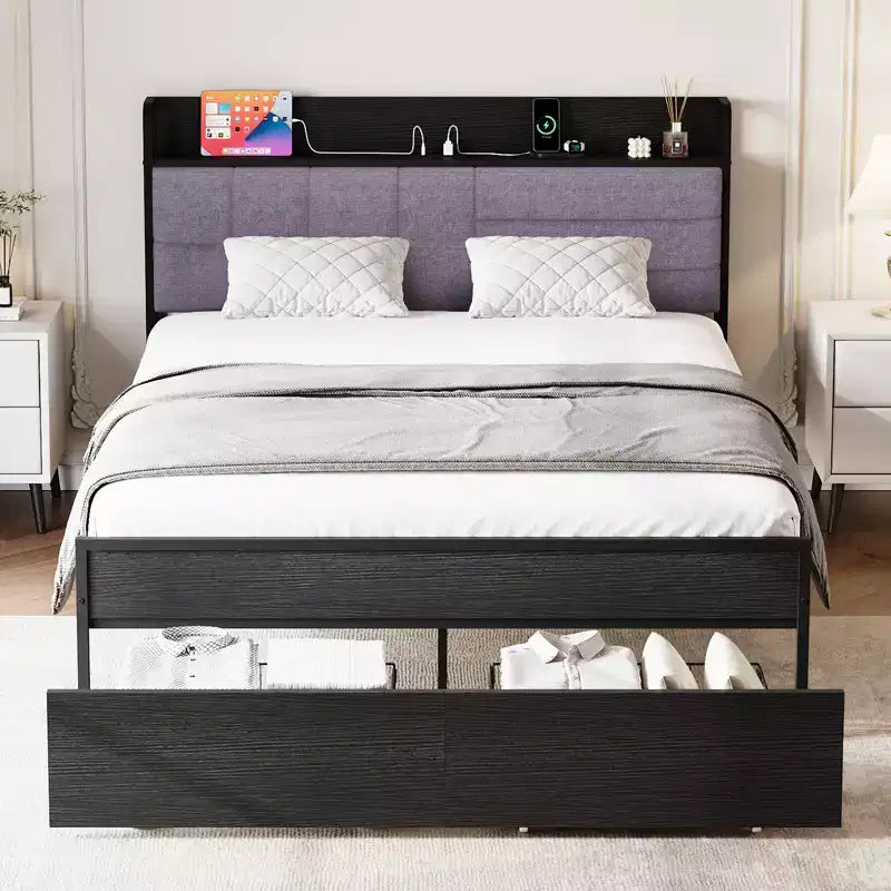 Struttura letto king size imbottita in tessuto grigio con testiera e ripiani portaoggetti, con stazione di ricarica, nessun materasso a molle richiesto.