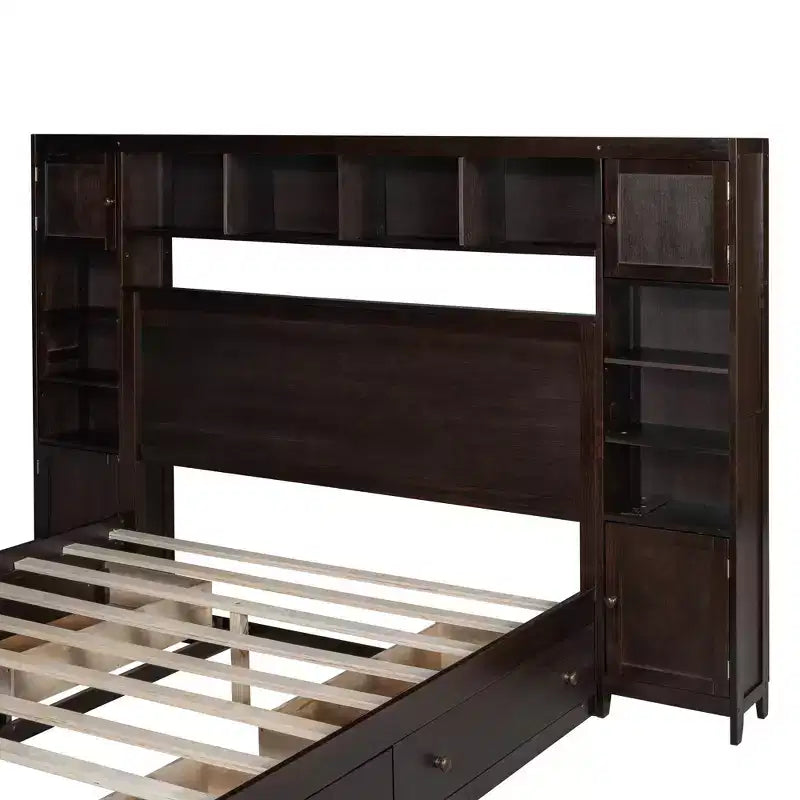Letto a Piattaforma Queen Size con Armadio Tutto-in-Uno e Ripiano Portaoggetti, Struttura Letto Queen in Legno con 4 Cassetti e Prese
