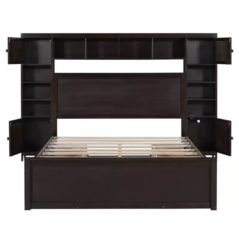 Letto a Piattaforma Queen Size con Armadio Tutto-in-Uno e Ripiano Portaoggetti, Struttura Letto Queen in Legno con 4 Cassetti e Prese