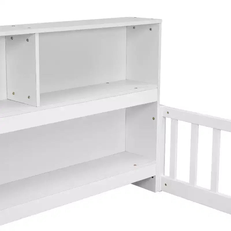 Bellemave Letto a pavimento completo con libreria laterale e ripiani, struttura del letto a pavimento in pino con sponde di protezione per bambini, bianco