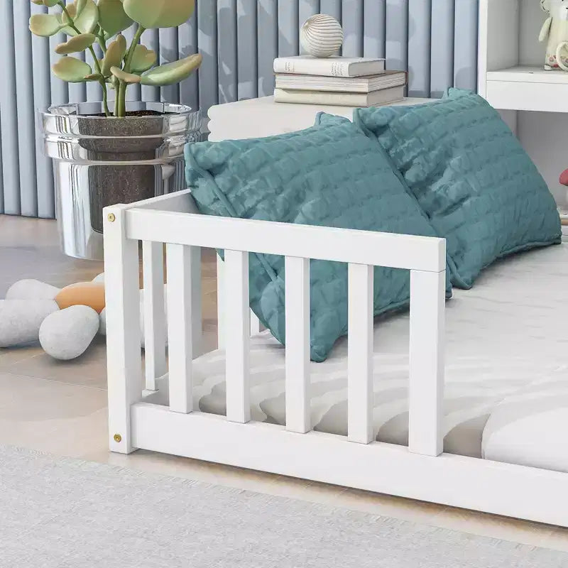 Bellemave Letto a pavimento completo con libreria laterale e ripiani, struttura del letto a pavimento in pino con sponde di protezione per bambini, bianco