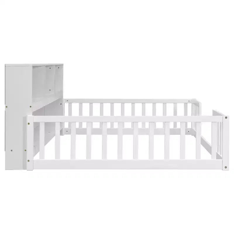 Bellemave Letto a pavimento completo con libreria laterale e ripiani, struttura del letto a pavimento in pino con sponde di protezione per bambini, bianco