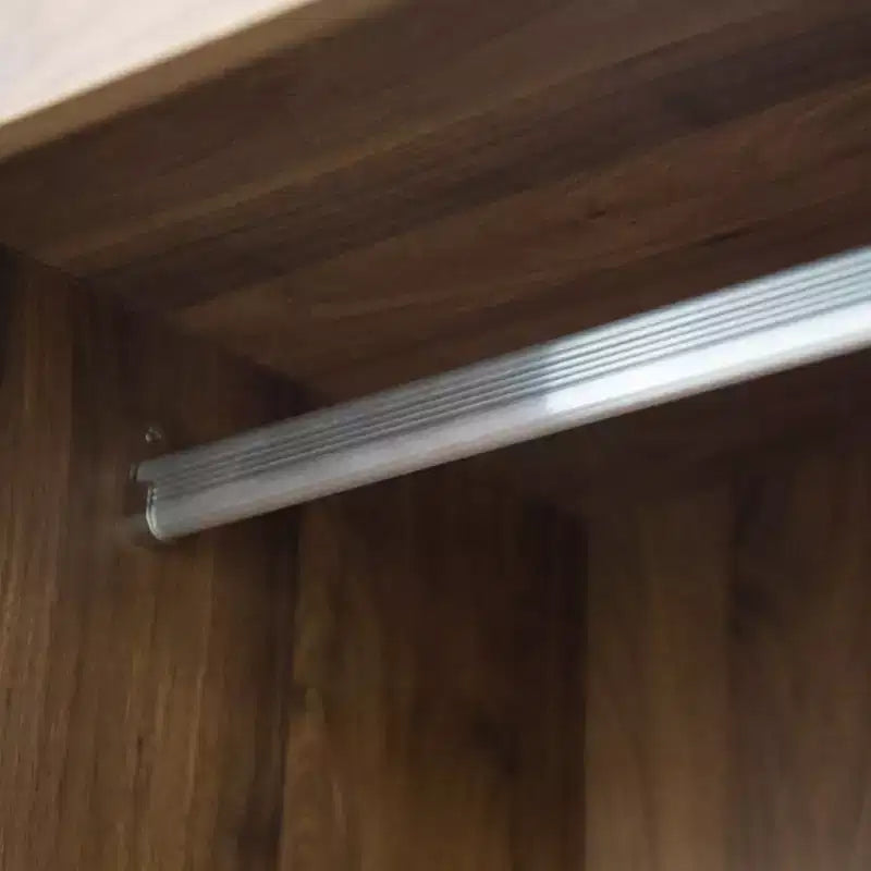 Armadio alto per camera da letto con asta appendiabiti, ante a battente in stile fienile, cassetti e ripiani aperti