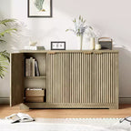 Credenza moderna decorativa con dettagli a doghe, dotata di ante e ripiani. Realizzata in legno, ideale per soggiorni, ingressi