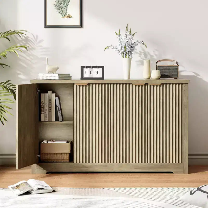 Credenza moderna decorativa con dettagli a doghe, dotata di ante e ripiani. Realizzata in legno, ideale per soggiorni, ingressi