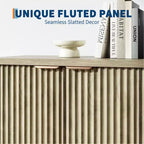Credenza moderna decorativa con dettagli a doghe, dotata di ante e ripiani. Realizzata in legno, ideale per soggiorni, ingressi