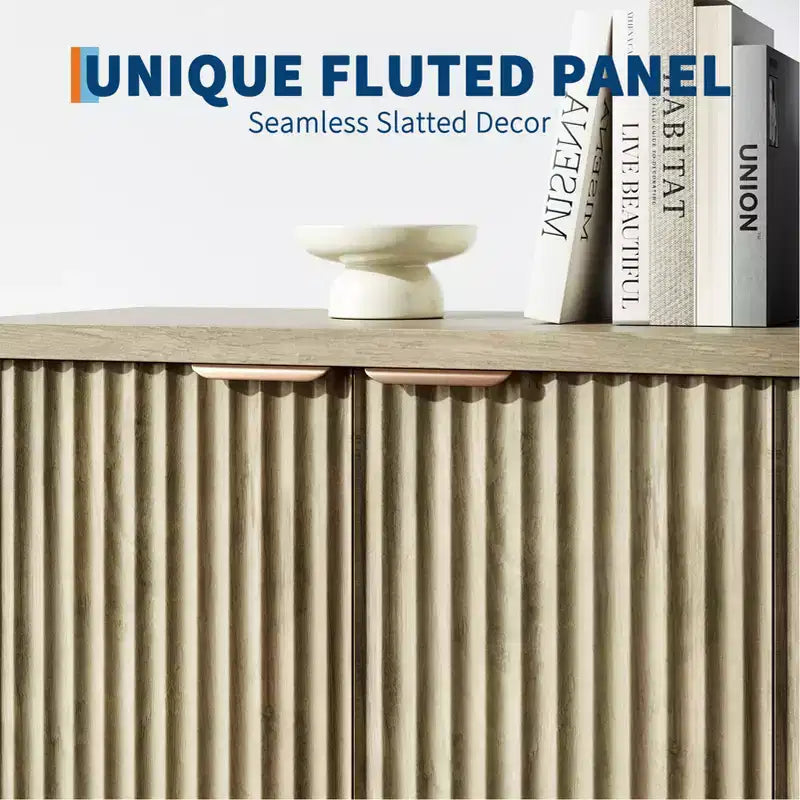 Credenza moderna decorativa con dettagli a doghe, dotata di ante e ripiani. Realizzata in legno, ideale per soggiorni, ingressi