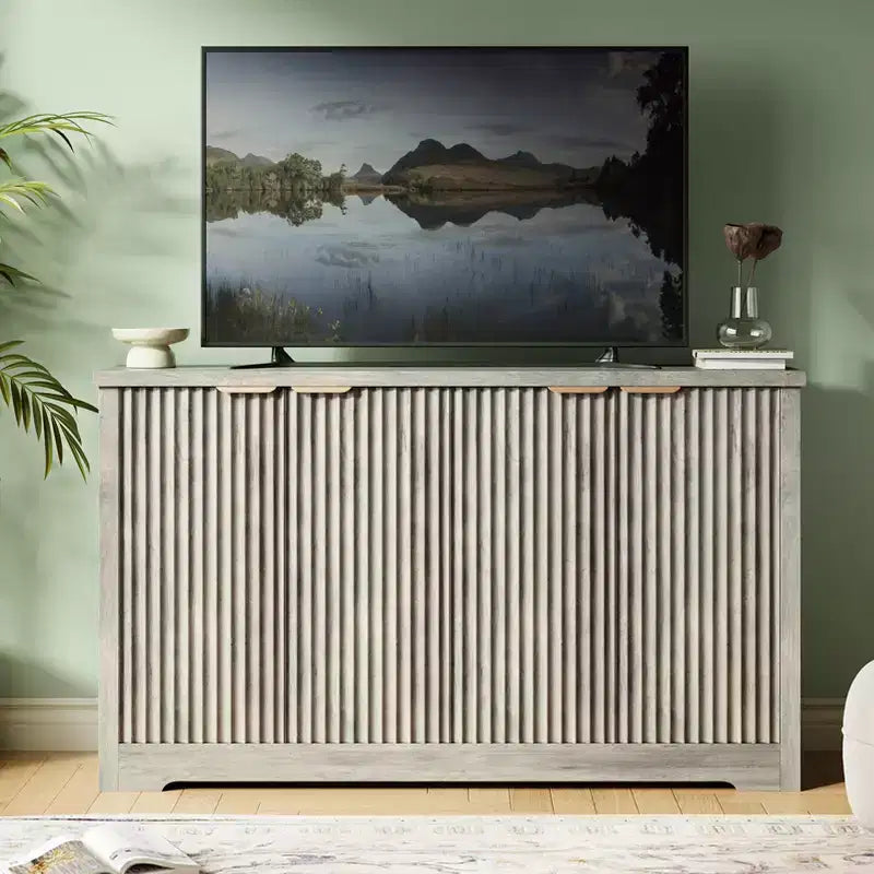 Credenza moderna decorativa con dettagli a doghe, dotata di ante e ripiani. Realizzata in legno, ideale per soggiorni, ingressi