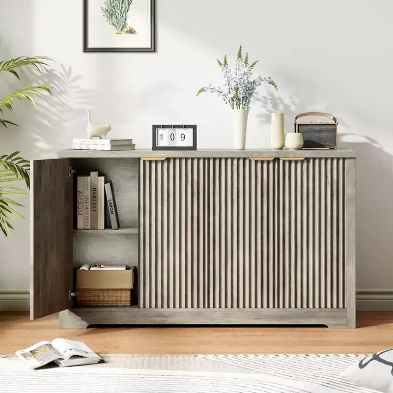 Credenza moderna decorativa con dettagli a doghe, dotata di ante e ripiani. Realizzata in legno, ideale per soggiorni, ingressi