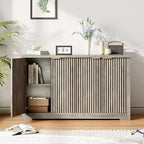 Credenza moderna decorativa con dettagli a doghe, dotata di ante e ripiani. Realizzata in legno, ideale per soggiorni, ingressi