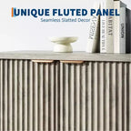 Credenza moderna decorativa con dettagli a doghe, dotata di ante e ripiani. Realizzata in legno, ideale per soggiorni, ingressi