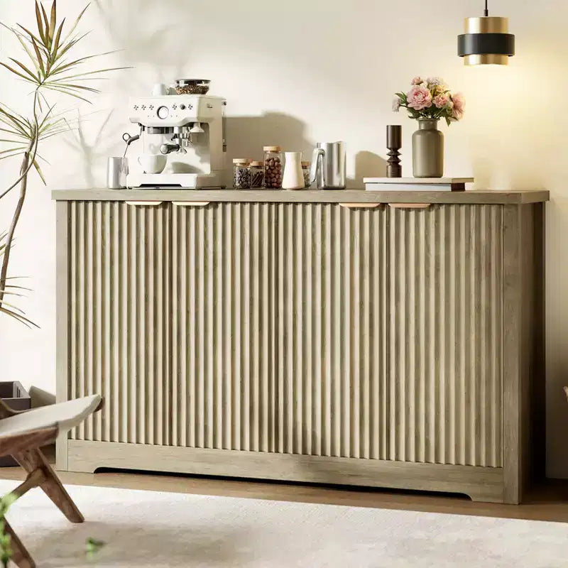 Credenza moderna decorativa con dettagli a doghe, dotata di ante e ripiani. Realizzata in legno, ideale per soggiorni, ingressi