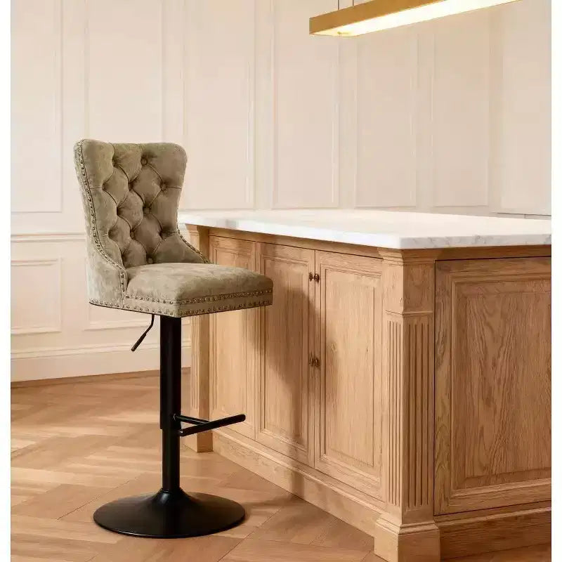 Homy Casa Set di 2 Sgabelli da Bar Girevoli Regolabili con Schienale Trapuntato, Poggiapiedi e Base in Metallo per Isola della Cucina o Bar di Casa, Verde Oliva