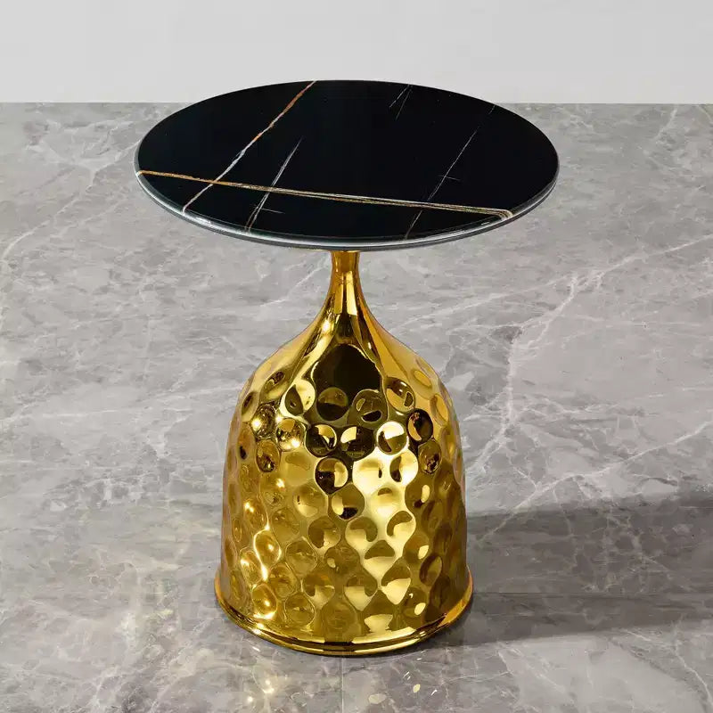 Tavolino rotondo Okak con vassoio rotondo in ferro, tavolino con piedistallo in metallo dorato martellato, tavolino piccolo per divano, tavolino laterale, comodino, oro
