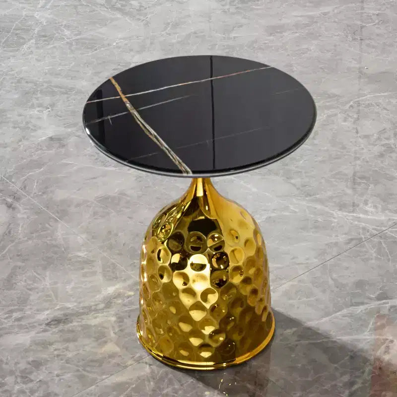 Tavolino rotondo Okak con vassoio rotondo in ferro, tavolino con piedistallo in metallo dorato martellato, tavolino piccolo per divano, tavolino laterale, comodino, oro
