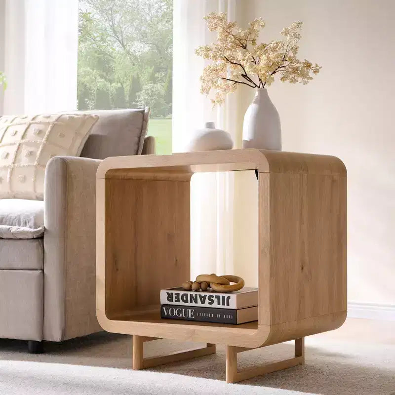 Tavolino con Stazione di Ricarica, Comodino in Legno da 60 cm con Ripiano Aperto, Tavolino Moderno per Soggiorno, Camera da Letto