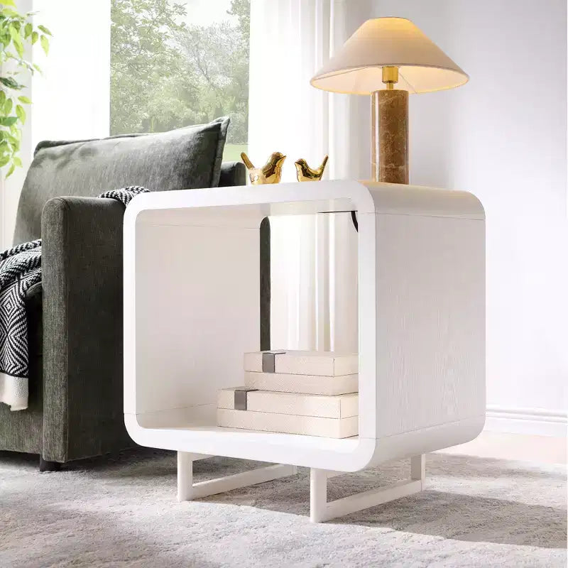 Tavolino con Stazione di Ricarica, Comodino in Legno da 60 cm con Ripiano Aperto, Tavolino Moderno per Soggiorno, Camera da Letto