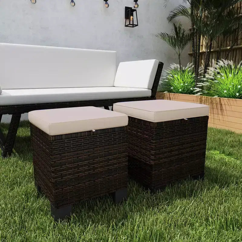 2 Pouf Ottomani da Esterno in Vimini con Cuscini, Poggiapiedi e Tavolino in Rattan per Patio, Piscina