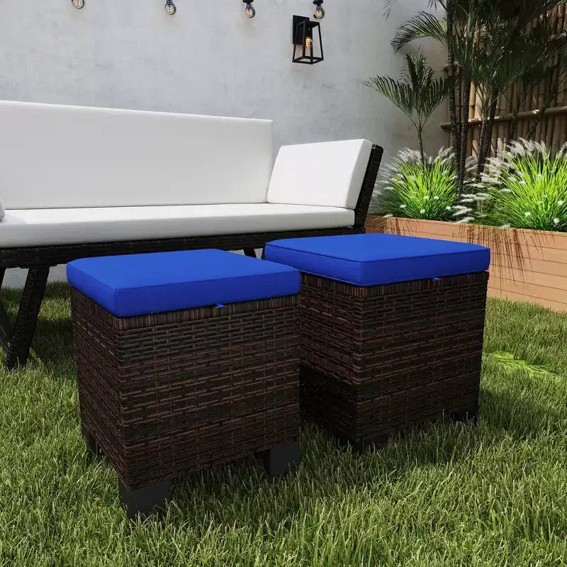 2 Pouf Ottomani da Esterno in Vimini con Cuscini, Poggiapiedi e Tavolino in Rattan per Patio, Piscina