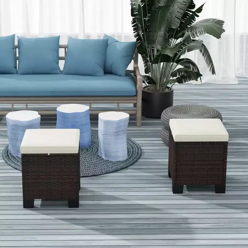 2 Pouf Ottomani da Esterno in Vimini con Cuscini, Poggiapiedi e Tavolino in Rattan per Patio, Piscina