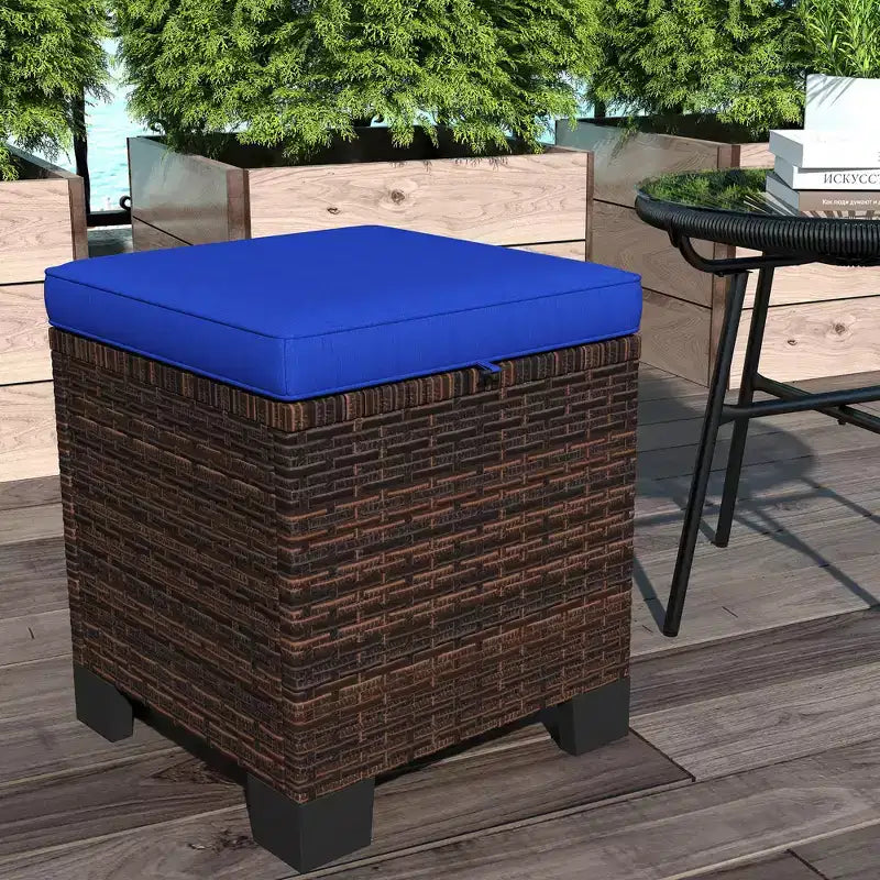 2 Pouf Ottomani da Esterno in Vimini con Cuscini, Poggiapiedi e Tavolino in Rattan per Patio, Piscina