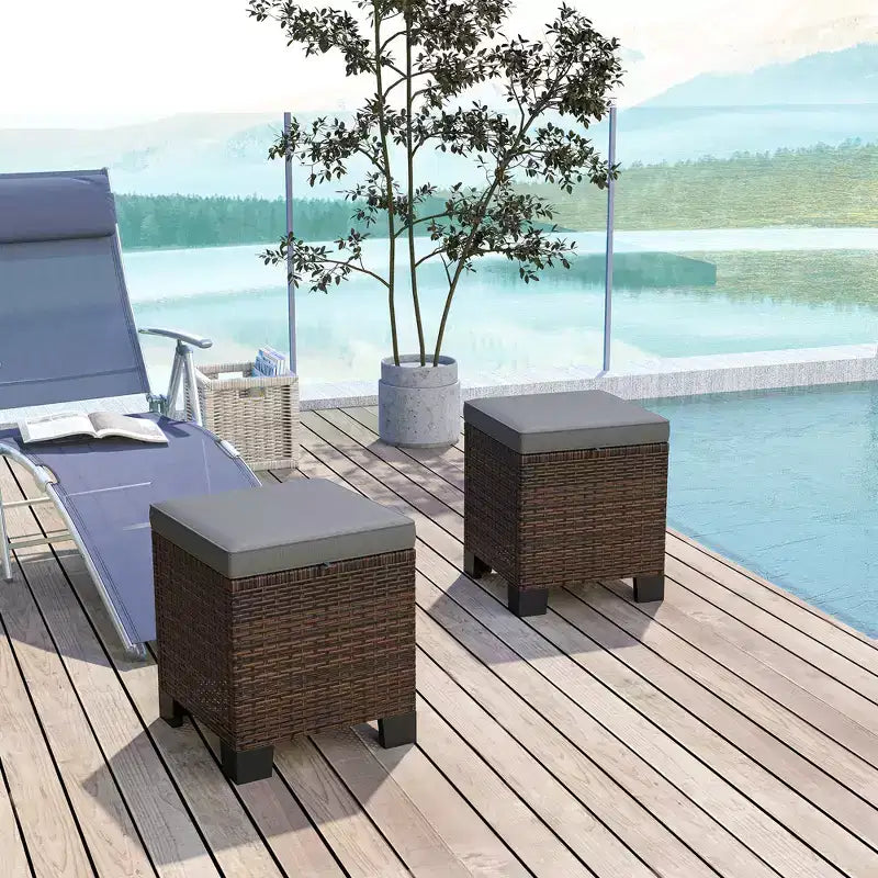 2 Pouf Ottomani da Esterno in Vimini con Cuscini, Poggiapiedi e Tavolino in Rattan per Patio, Piscina