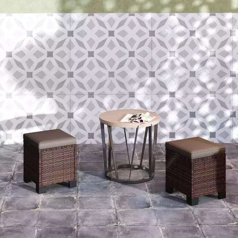 2 Pouf Ottomani da Esterno in Vimini con Cuscini, Poggiapiedi e Tavolino in Rattan per Patio, Piscina