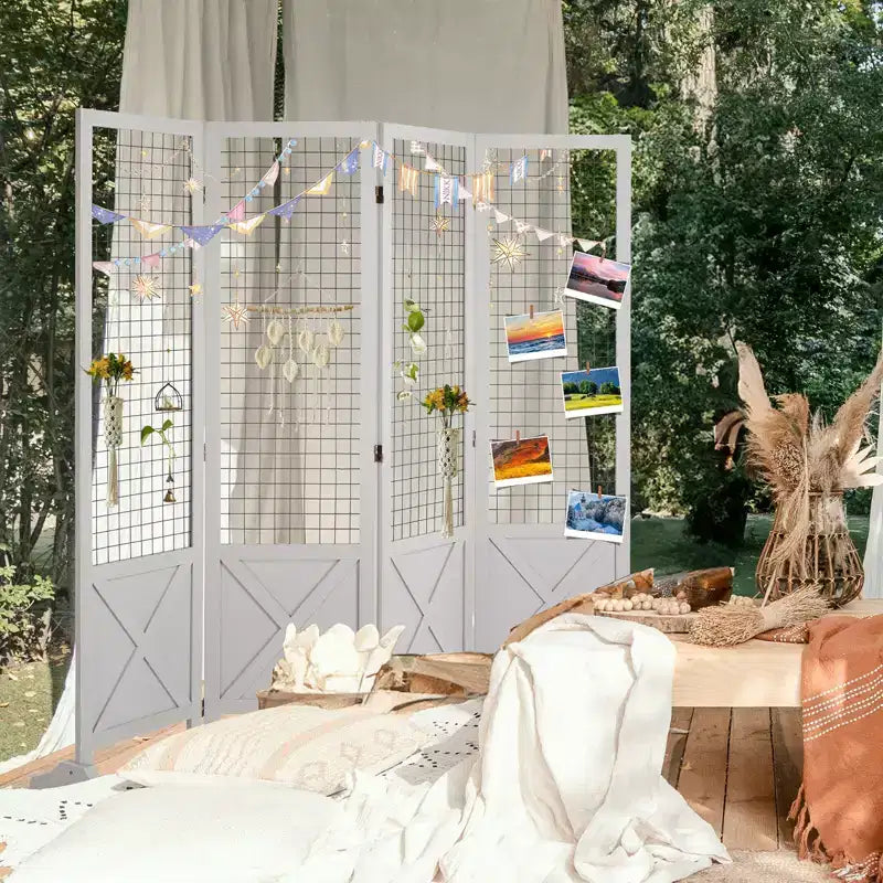 VINGLI Divisorio per Ambienti Griglia Autoportante da 1,5m, Espositore Pieghevole a 4 Pannelli con Piedini, Cornice in Legno per Fiere Artigianali Eventi Vendita al Dettaglio (Bianco)