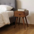 HomeRoots 19 comodino quadrato con un cassetto in legno massello color castagna