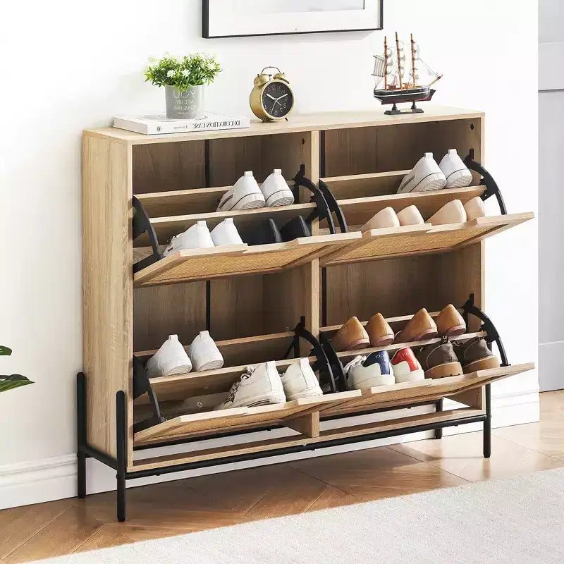 Scarpiera a quattro ante con tre ripiani regolabili, ideale per tacchi alti, stivali e ingressi eleganti: una soluzione perfetta per l'organizzazione del corridoio.